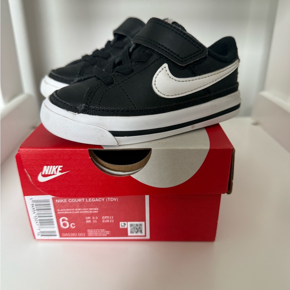 Nike Black and White Sneakers Classic Design
